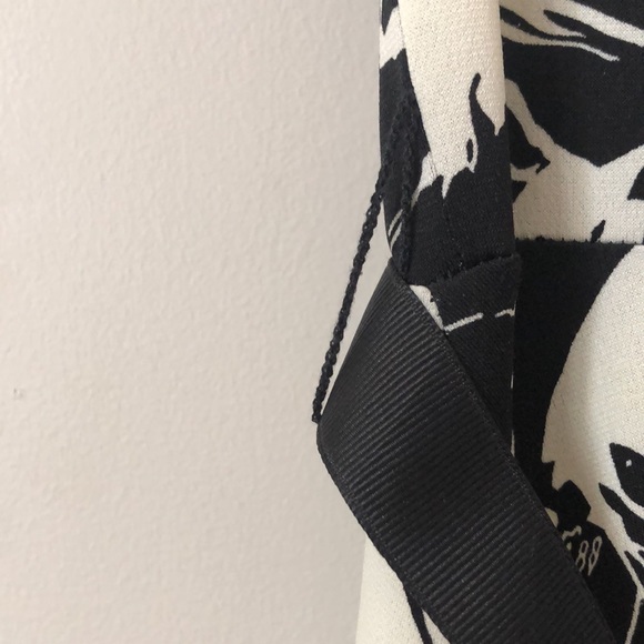 Beautiful classic guess dress!👗 - Picture 5 of 8